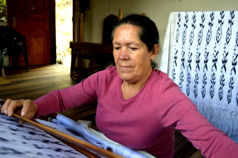 Carmen Orellana en su elaboración de la macana para la casulla y estola papales